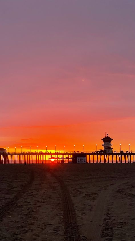 Huntington Beach Pier at Sunset. Santa Monica Pier Sunset, Hunington Beach, California Wallpaper, Huntington Beach Pier, Cali Trip, Summer Vision, American Summer, Huntington Beach California, Beach Pier