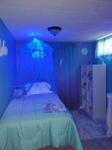 Aqua Room Aesthetic, Jellyfish Room Ideas, Deep Sea Bedroom Aesthetic, Jellyfish Themed Bedroom, Dark Ocean Themed Bedroom, Deep Sea Themed Bedroom, Frutiger Aero Room Ideas, Aquarium Themed Room, Frutiger Aero Room Decor