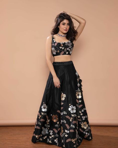 Lehenga Blouse Design, Blouse Design Ideas, Trendy Lehenga, Long Skirt Top Designs, Latest Bridal Lehenga Designs, Long Skirt And Top, Simple Frock Design, Simple Lehenga, Fashion Show Dresses