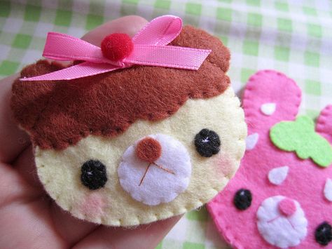 Cupcake kawaii bear brooch! by ♥ KawaiiCloud ♥, via Flickr Kawaii Brooch, Sewing Aesthetic, Felt Plushie, Kawaii Bear, Soft Pink Theme, Cute Sewing Projects, Handmade Plushies, All Things Cute, Cute Diys