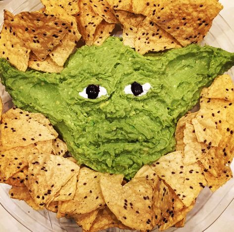 Yoda guacamole = yodamole Star Wars Christmas party hit! Star Wars Party Decorations Ideas, Star Wars Birthday Party Ideas For Men, Star Wars Birthday Food, Star Wars Dinner Ideas, Starwars Decoration, Star Wars Decorations Party, Chewbacca Party, Star Wars Food Ideas, Star Wars Essen