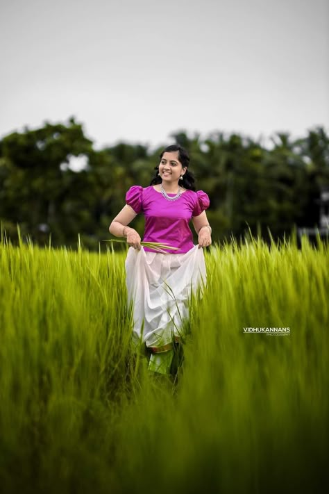 Pongal Photoshoot, Tamil Dress, Copal Pic, Puberty Poses, Onam Photoshoot Ideas, Puberty Function, Traditional Pics, Painting Poses, Traditional Shoot