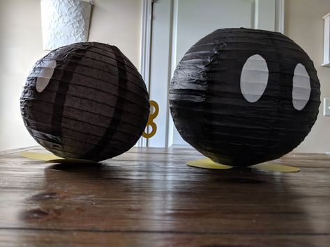 Added construction paper and paint to make some black paper lanterns into bomb-ombs for Mario Kart Birthday party Mario Kart Birthday Party, Mario Kart Birthday, Rainbow Road Mario Kart, Mario Lego, Mario Brothers Birthday Party, Mario Kart Party, Princess Peach Party, Peach Decor, Super Mario Bros Birthday Party