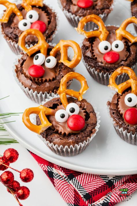 Reindeer peanut butter brownie cups Christmas Desserts For Kids, Reindeer Brownie, Christmas Desserts Kids, Desserts For Kids, Easy Dessert Recipes Christmas, Peanut Butter Brownie, Christmas Food Treats, Best Christmas Desserts, Brownie Cups