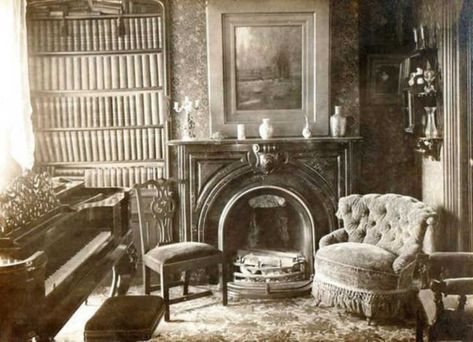 A Rare Look Inside Victorian Houses From The 1800s (13 Photos) | Dusty Old Thing 19th Century Homes, Victorian Parlour, Victorian Rooms, Vintage Rooms, Victorian House Interiors, Victorian Interior Design, Folk Victorian, Victorian Home Interior, Victorian Parlor