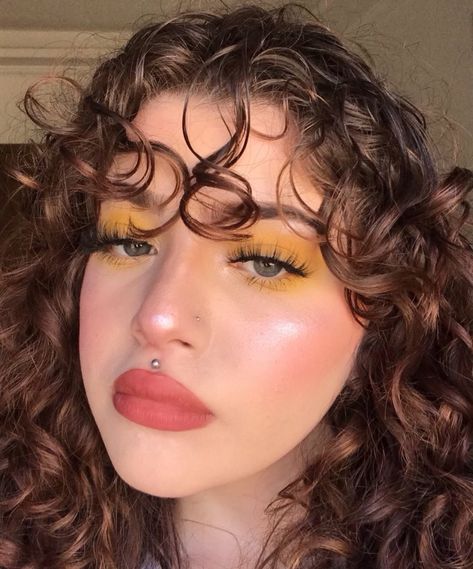 Yellow Eyeshadow Makeup Look, Bright Yellow Eyeshadow Looks, Subtle Yellow Eyeshadow, Yellow Natural Makeup, Orange Yellow Eyeshadow Looks, Yellow Brown Makeup Look, Simple Yellow Eye Makeup, Yellow And Brown Makeup Looks, Yellow Inspired Makeup