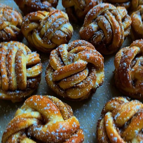 Knot Cinnamon Rolls, Norwegian Cinnamon Knots, Cinnamon Rolls Shapes, Cardamon Buns Recipe, Braided Cinnamon Roll Knots, Cinnamon Roll Shapes, Cinnamon Knots Recipes, Braided Cinnamon Roll, Cinnamon Roll Variations