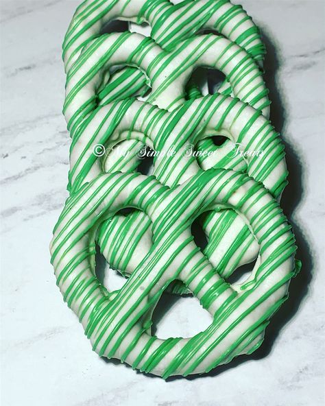 Sage Green Dipped Pretzels, Green And White Pretzel Rods, Green Pretzel Rods, Green Chocolate Covered Pretzels, Green Pretzels, White Chocolate Pretzel Rods, Pretzel Bones White Chocolate, Wedding Pretzels, Chocolate Covered Pretzel Sticks