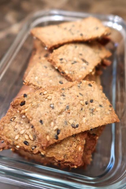 Sesame Crackers Recipes, Savoury Crackers Recipe, Multi Seed Crackers, Sesame Seed Recipes, Sesame Seed Crackers, Savory Crackers Recipe, Homemade Seed Crackers, Sesame Bars, Jar Snacks