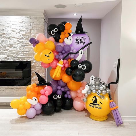 Hocus Pocus Balloons, Hocus Pocus Balloon Garland, Halloween Set Up, Balloon Halloween Decorations, Ideas Halloween Decoration, Spooky Balloons, Happy Birthday Halloween, Witches Party, Halloween Balloons Decorations