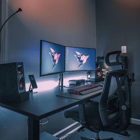 Double Monitor Setup, Home Office Desk Setup, Office Desk Setup, Trading Setup, Ergonomic Home Office, Home Studio Desk, Monitor Setup, Setup Inspiration, Home Office Set Up