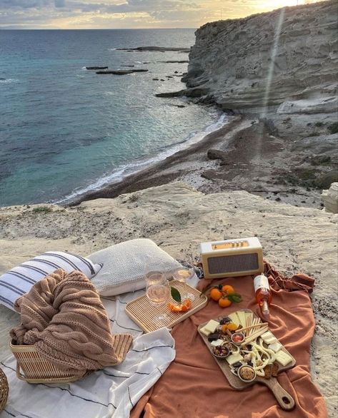 Picnic On The Beach, Dream Dates, Cute Date Ideas, Romantic Picnics, Coastal Life, Picnic Time, Summer Bucket Lists, A Picnic, Summer Feeling