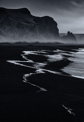 Vintage Foto's, Have Inspiration, Black Sand Beach, Black And White Aesthetic, Black Sand, White Photo, White Aesthetic, Black Aesthetic, Woodstock