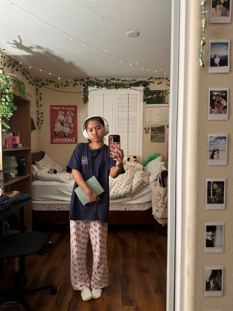 Cozy pj headphones outfit inspo How To Style Pj Pants, Pj Outfit Ideas, Pj Pants Outfit, Headphone Outfit, Pj Outfit, All White Room, Pj Pants, Spirit Week, White Rooms