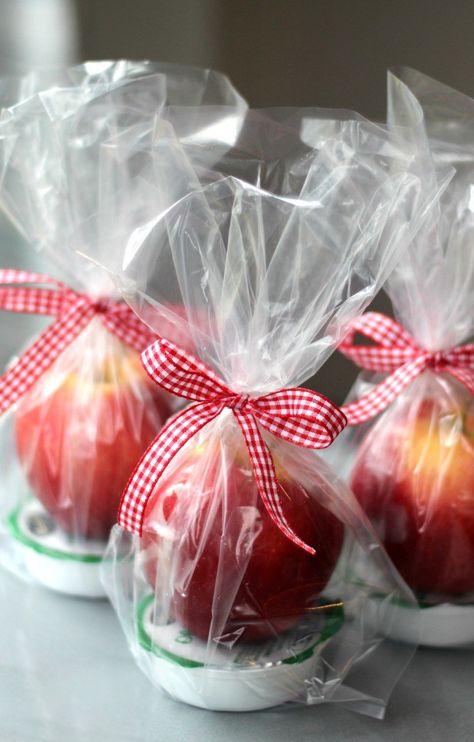 Caramel Apple Gifts, Caramel Apple Dip, Appreciation Gifts Diy, Teacher Appreciation Gifts Diy, Marketing Gift, Apple Gifts, Apple Dip, How To Wrap, Employee Appreciation Gifts