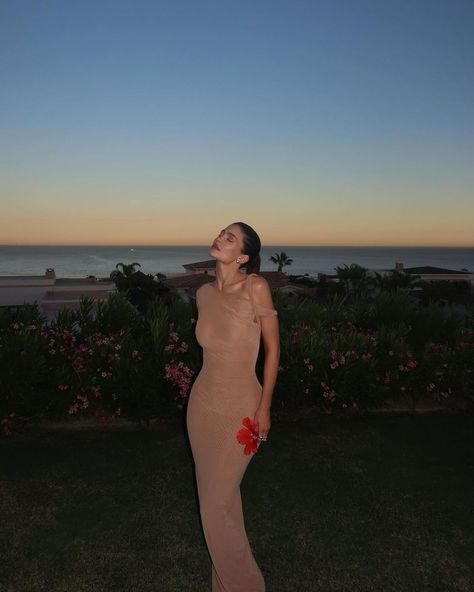 Kylie Jenner’s Newest Fashion-Filled Photo Dump Proves Bodycon Will Never Go Out of Style Kylie Jenner Summer, Kylie Jenner Beach, Thirst Trap, Kylie Jenner Instagram, Kylie J, Kylie Jenner Makeup, Kylie Jenner Outfits, Kylie Jenner Style, Kylie Kristen Jenner