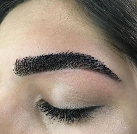 Perfect black Natural Brow Hair Pin: @amerishabeauty Thick Eyebrow Shapes, Eyebrows Goals, Eyebrow Makeup Products, Perfect Eyebrow Shape, Dark Eyebrows, Black Eyebrows, Tweezing Eyebrows, Thick Brows, Eyebrow Makeup Tips