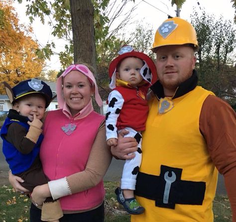 PAW Patrol DIY Family Costumes Diy Paw Patrol Costume, Paw Patrol Kostüm, Skye Paw Patrol Costume, Paw Patrol Halloween Costume, Diy Paw Patrol, Family Costumes For 3, Family Themed Halloween Costumes, Paw Patrol Costume, Themed Halloween Costumes