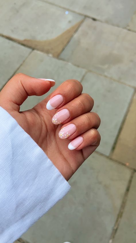 French Tip Daisy Nails, Daisy French Tip Nails, Oval Nails French, French Tip With Flowers, Fingernail Polish Designs, Grad Nails, Short Oval Nails, Graduation Nails, Spring Acrylic Nails