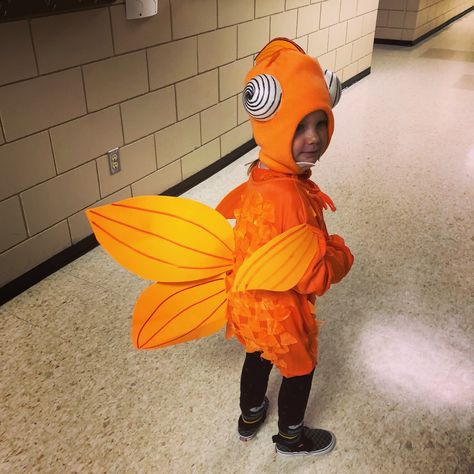 Diy Goldfish Costume, Clownfish Costume Diy, Goldfish Halloween Costume, Fish Costume Women, Gold Fish Costume, Fish Costume Diy, Lorax Halloween, Diy Fish Costume, Bff Costumes