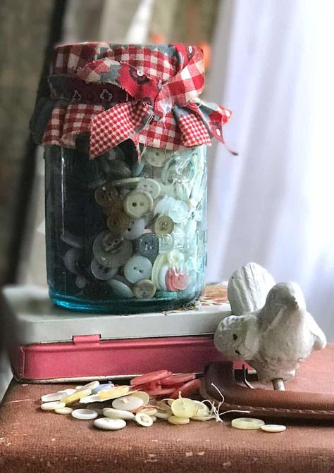 Jar Organization, Mason Jar Sewing Kit, Sewing Kit Tutorial, Uses For Mason Jars, Button Jar, Mason Jar Diy Projects, Mason Jar Planter, Art Supply Organization, Vintage Mason Jars