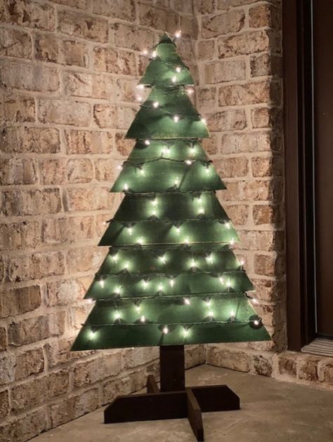 Christmas Tree Farmhouse, Pallet Wood Christmas Tree, Pallet Wood Christmas, Christmas Diy Wood, Wooden Christmas Crafts, Pallet Christmas Tree, Outdoor Christmas Tree, Pallet Christmas, Farmhouse Christmas Tree