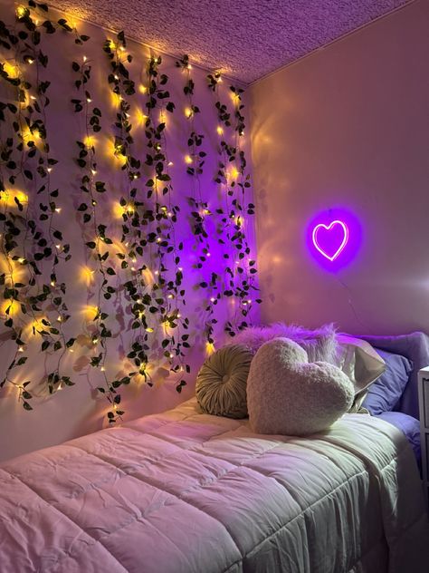 #dormroom #purpleroom #collegedorm #dormdecor #roominsp Dorm Room Purple, Purple Dorm Room Ideas, Green Dorm Room, Purple Dorm Rooms, Purple Dorm, White Dorm Room, Dorm Room Themes, Dorm Themes, Lavender Room