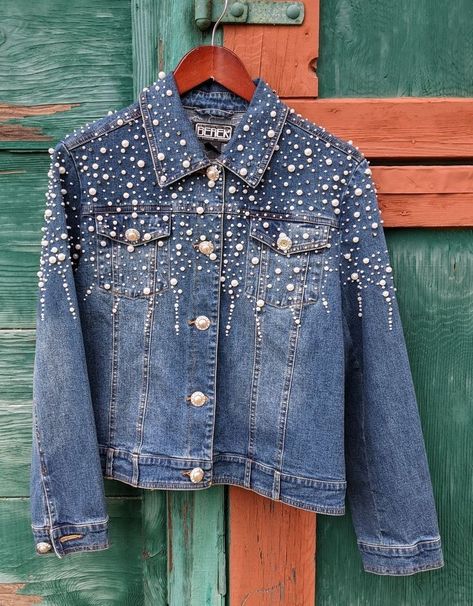 Beaded Jeans, Jean Jacket Diy, Decorate Clothes, Bling Denim, Bedazzled Jeans, Bedazzled Shoes, Crochet Lingerie, Diy Denim Jacket, Blue Jeans Crafts