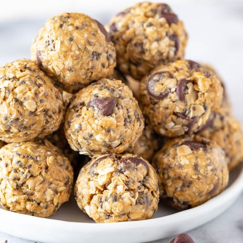 Peanut Butter Oatmeal Energy Bites Oat Honey Peanut Butter Energy Bites, Pb Energy Bites, Chia Oatmeal Energy Bites, Energy Bites With Chia Seeds, Diy Bobos Oat Bites, Chai Oatmeal Energy Bites, Dessert Recipes With Oats, Oatmeal Bites Healthy, Sunflower Recipes