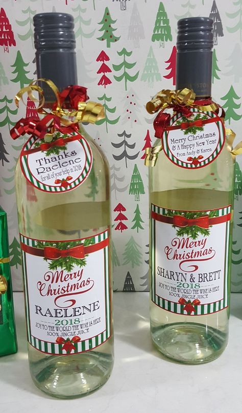 Wine bottles with personalised labels Personalised Wine Labels, Christmas Wine Bottle Labels, Xmas Labels, Drinks Christmas, Diy Label, Custom Wine Bottles, Personalized Wine Labels, Inexpensive Christmas Gifts, Wine Stickers