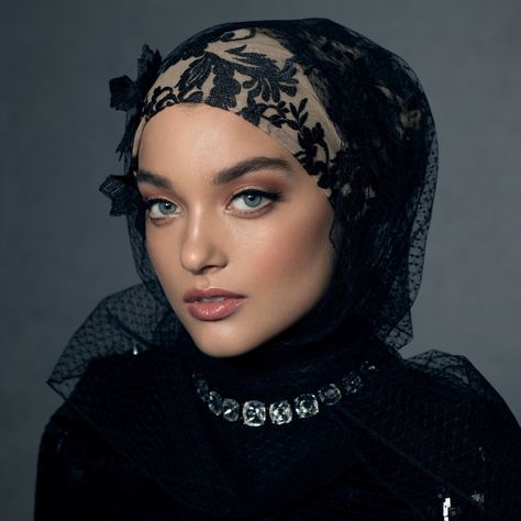 High-End Luxury Hijabs Are Trying To Change Everyone's Perspective On Muslim Headscarves | DeMilked Hijab Pictures, Lace Hijab, Hijab Party, Jersey Hijab Scarfs, Hijabi Styles, Hijab Stile, Bride Hijab, Hijab Wedding Dresses, Bone Structure