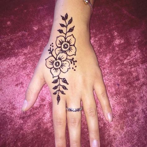 Henna Tattoo Designs Arm Simple, Henna Simple Easy, Inai Simple, Henna 2023, Simple Henna Designs For Beginners, Hannah Designs, Mehndi For Beginners, Mehndi Tutorial, Simple Henna Designs Hand