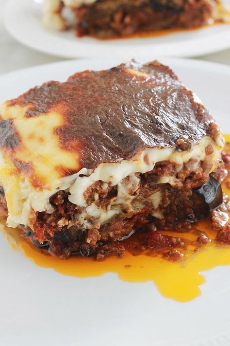 Moussaka grecque, recette facile via @lacculinaire Vegan Bechamel Sauce, Vegan Moussaka, Baked Eggplant, Savoury Recipes, Vegetable Drinks, Sauce Tomate, Healthy Eating Tips, Basic Recipes, Meat Dishes