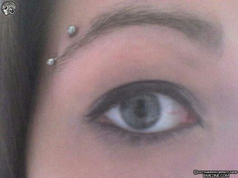 Vertical Eyebrow Piercing Eyebrow Piercing Horizontal, Horizontal Eyebrow Piercing, Brow Piercing, Anti Eyebrow, Eyebrow Piercing Jewelry, Face Piercings, Types Of Eyes, Dermal Piercing, Eyebrow Piercing