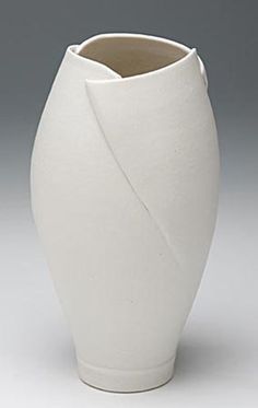 cut and fold vase - I love this. Throw a wide mouth vase and cut Wide Mouth Vase, Pottery Lessons, Pottery Form, Slab Pottery, Ceramic Techniques, Hand Built Pottery, Pottery Techniques, Ceramic Inspiration, Thrown Pottery