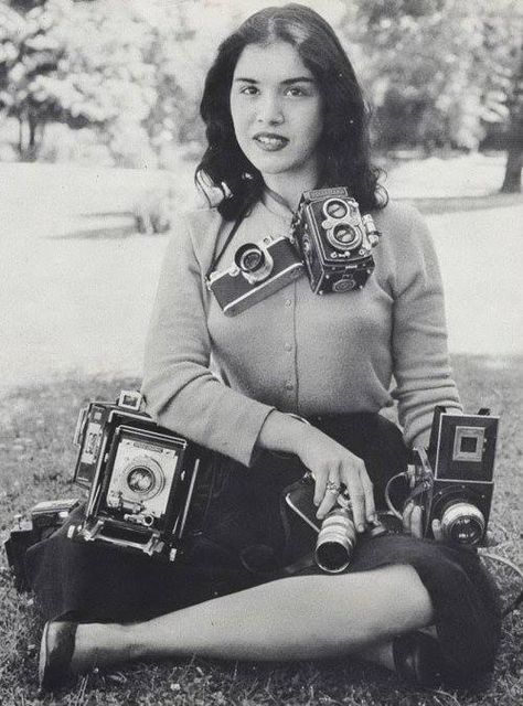 Vintage cameras Photo Glamour, Girls With Cameras, Black And White Love, Famous Photographers, Glamour Photography, Female Photographers, Photography Camera, Vintage Cameras, Photos Of Women