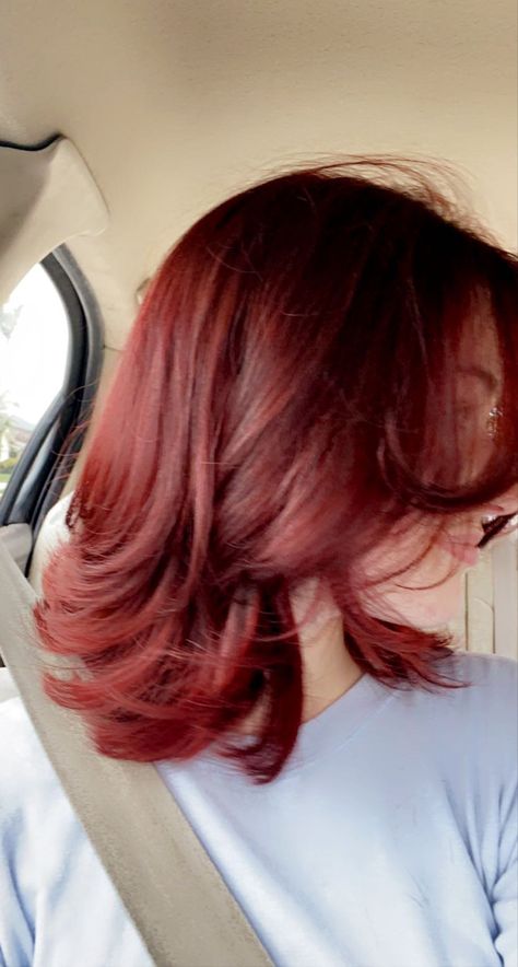 Red Hair 90s Style, Short Hair To Shoulder, Layered Short Hair Aesthetic, Red Hair Color On Short Hair, Red Hair Inspo Color Short, Wine Red Hair Medium Length, Red Haircuts Medium, Haircuts With Red Hair, Cute Haircuts For Medium Hair Wavy