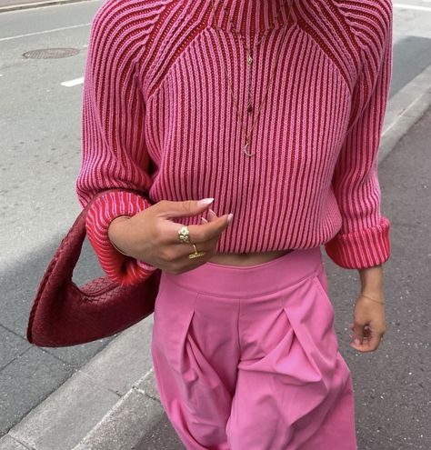 Pink Details Outfit, Fall Outfits Colorful, Tin Vcb, Barbie Core, Colorful Outfits, Street Style Chic, Fashion Killa, Sweater Fashion, Long Sleeve Knit