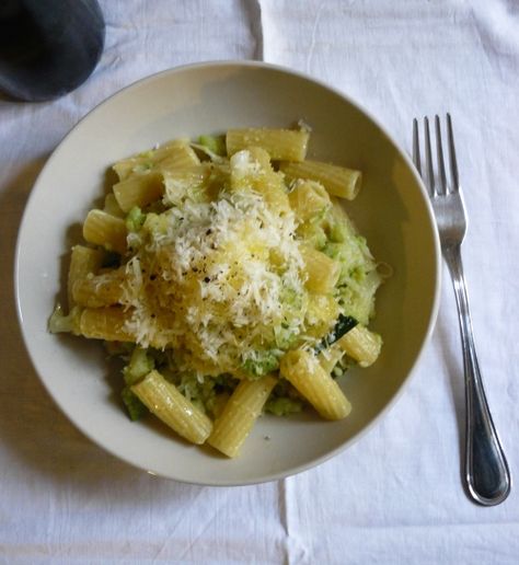 Pasta and broccoli Pasta E Broccoli, Broccoli Recipes Side Dish, Pasta Con Broccoli, Spicy Pasta, Macaroni Recipes, Broccoli Recipe, Broccoli Pasta, Vegetarian Pasta, Broccoli Recipes