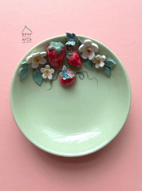 Handmade strawberry and floral round clay trinket dish with blue butterflies.  This floral trinket is unique with hand painted fine details. Perfect for placing any special pieces of jewellery or to have on your desk for stationery. This floral trinket would also made for a unique gift. NOTE : Trinkets are all individually made and measurements may vary by a few millimetres.  Size - 12cm x 12cm Trinkets are not dishwasher safe, clean lightly with a duster or a damp cloth. - All packaging is eco Jewelry Bowl Ceramic, Jewellery Trinket Dish, Clay Flower Dish, Clay Items To Make, Jewelry Dish Pottery, Trinket Dish Ideas, Clay Dish Ideas, Air Dry Clay Trinket Dishes, Polymer Clay Trinket Dish