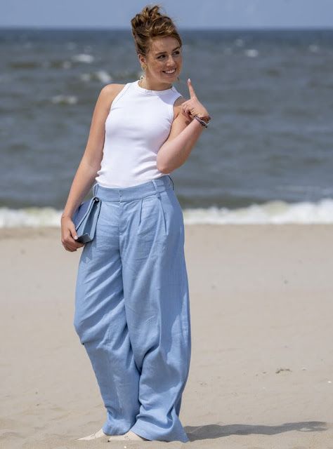 Dutch royal family held a photo session for 2023 at the Zuiderstrand Dutch Royal Family, Princess Alexia, Prince William And Catherine, Danish Royal Family, Danish Royals, European Royalty, Royal Engagement, Cropped Blouse, Border Collies