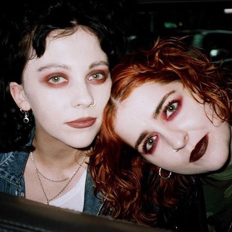 ♡ 𝓟𝓸𝓹𝓹𝔂 𝓜𝓪𝔂 ♡ (@pxbellamyx) • Instagram photos and videos 90s Grunge Makeup, Music Video Makeup, Heather Baron Gracie, Pale Waves, Punk Makeup, 90s Makeup, Aria Montgomery, Alt Girls, Dope Makeup