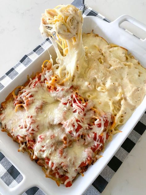 Easy Red and White Baked Spaghetti Alfredo Spaghetti Bake, Beef Alfredo, Spaghetti Red, Pesto Pasta Sauce, Alfredo Spaghetti, Pasta Italian Recipes, Spaghetti Bake, Spaghetti Recipes Easy, Picky Palate