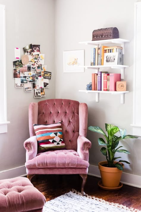 Cozy Apartment Decor, Pink Chairs, Furnitur Ruang Keluarga, Quirky Home Decor, Trendy Bedroom, Reading Corner, Design Del Prodotto, Decor Essentials, Retro Home Decor