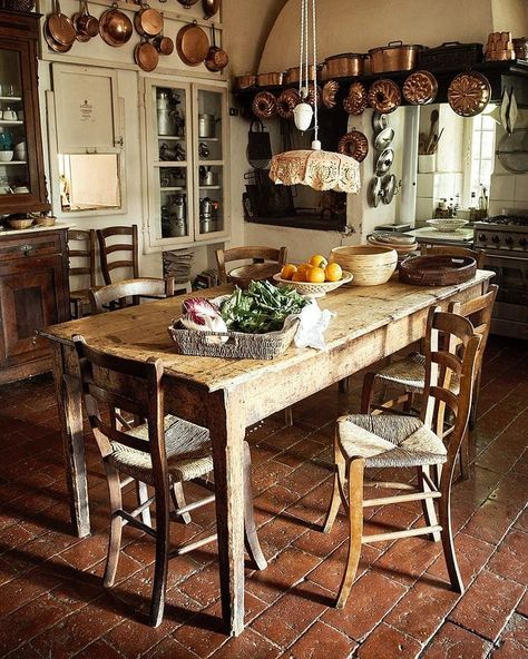 Italian Country House, English Country Cottage, Casa Country, French Country Living Room, Tuscan Villa, Cottage Interior, Cottage Kitchens, Budget Friendly Decor, Cottage Interiors