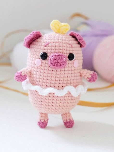 Poppy Cerdito PDF Amigurumi Patrón Gratis - Lovelycraft Crochet Poppy Pattern, Poppy Crochet, Crochet Poppy, Jeans Rosa, Large Crochet Hooks, Crochet Pig, Crochet Animal Amigurumi, Crochet Animals Free Patterns, Pink Yarn