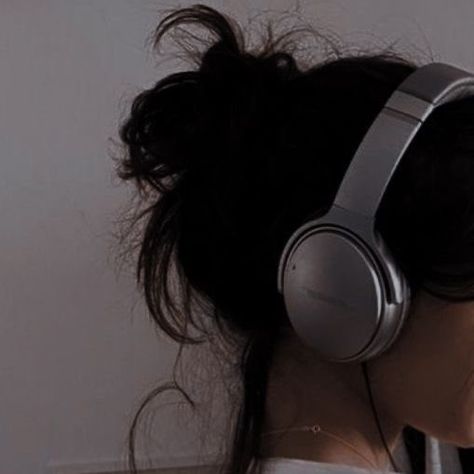 Headphone Outfit, Headphones Aesthetic, Bose Headphones, Cute Headphones, Wearing Headphone, Apple Headphone, Girl With Headphones, Sony Headphones, Electronics Mini Projects