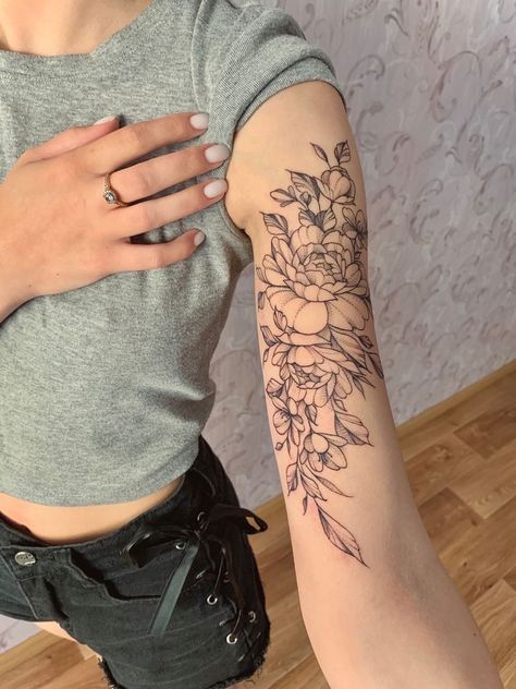 Flowers Bicep Tattoo, Pretty Bicep Tattoos For Women, Abstract Sleeve Tattoo Women, Woman’s Bicep Tattoo, Flower Tattoo On Inner Arm, Flowers Inner Arm Tattoo, Inner Arm Tattoos For Women Bicep Sleeve, Tricep Sleeve Tattoo, Simple Floral Sleeve Tattoo