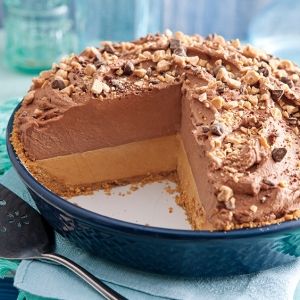 fluffy peanut butter chocolate pie Peanut Butter Chocolate Pie, Whipped Peanut Butter, Chocolate Peanut Butter Pie, Chocolate Pie Recipes, Pie Pops, Paula Deen Recipes, Chocolate Whipped Cream, Peanut Butter And Chocolate, Pie Safe