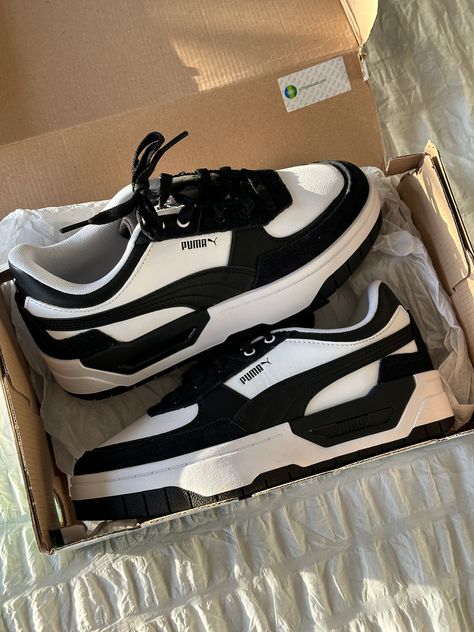 Black And White Sneakers Aesthetic, White Sneakers Aesthetic, Sneaker Aesthetic, Sneakers Aesthetic, Black And White Sneakers, Sneakers Puma, Black Sneakers, White Sneakers, Sneakers White